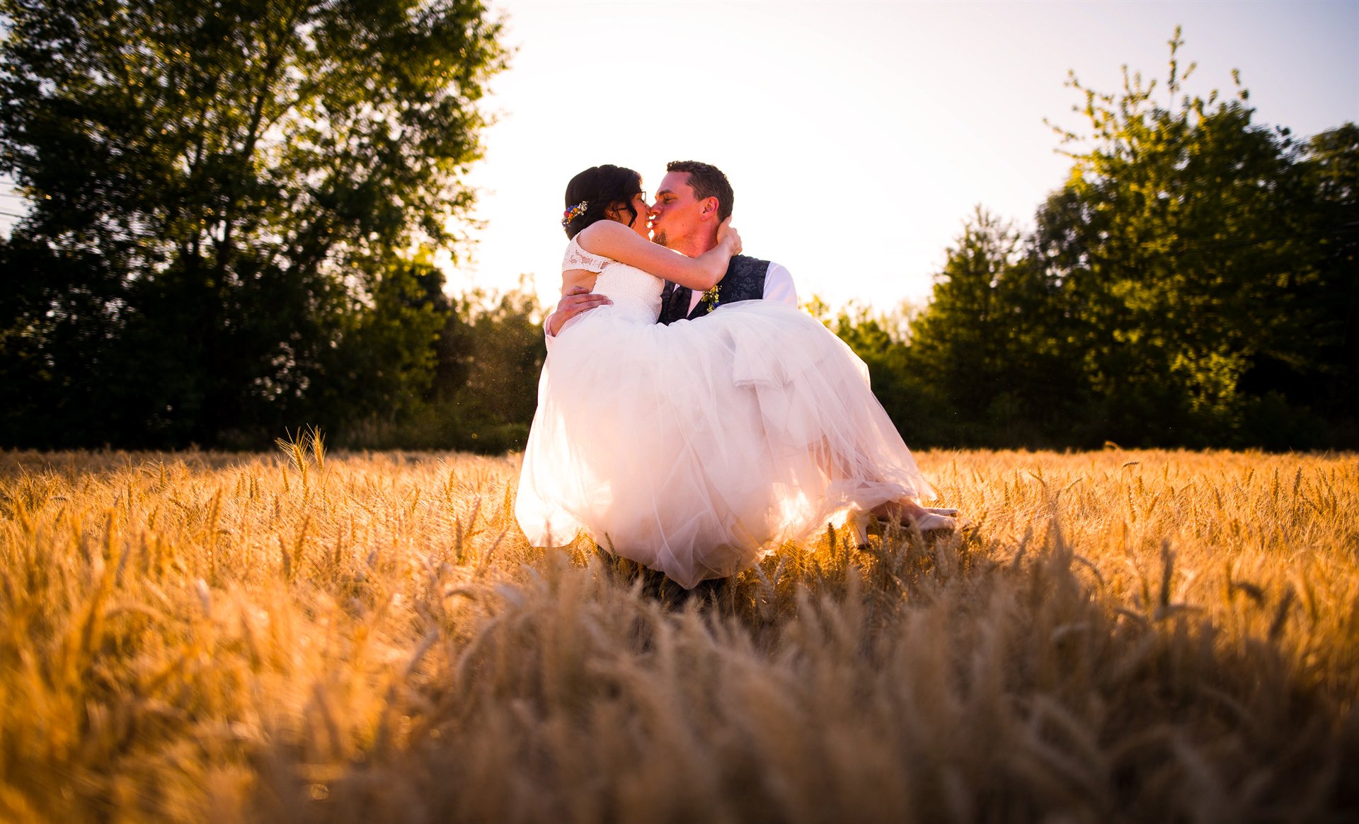 Caro und Andy in goldenem Abendlicht im Feld