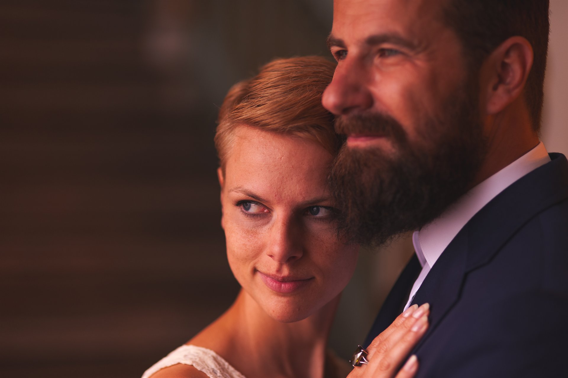 Nahes Portrait von Viktoria und Hendrik in warmem Licht